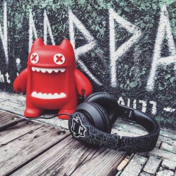 ZOMBIESCAT Wear wired headphones